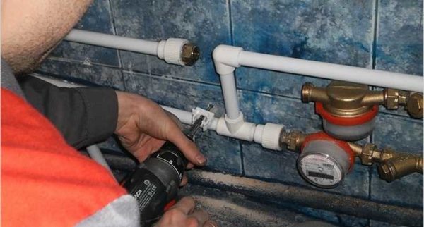 En el estado normal de las tuberías, la instalación de contadores de agua para profesionales tarda unas 2 horas.