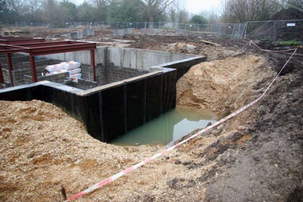 Con un nivel freático elevado, también se hacen cimentaciones de tira, pero la impermeabilización debe ser a una altura