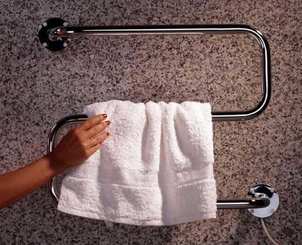 Un portasciugamani riscaldato in bagno è un pezzo utile