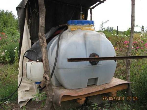 Para uso doméstico y producción estacional de biocombustible (en la estación cálida) en pequeños volúmenes, es adecuado un tanque de plástico con tapa.