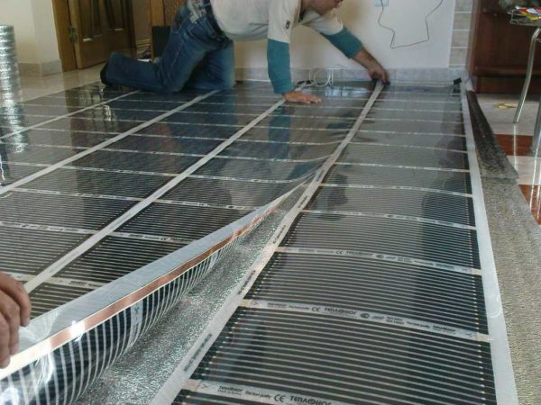 È meglio posare pavimenti in laminato o linoleum con un pavimento caldo in pellicola