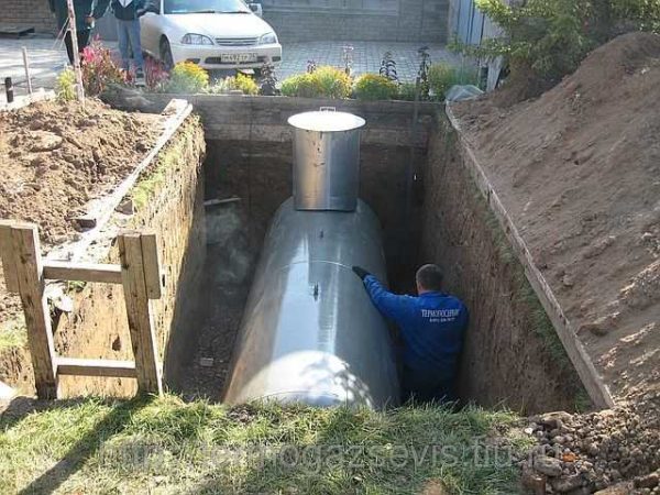 Gran tanque de almacenamiento necesario para almacenar combustibles líquidos