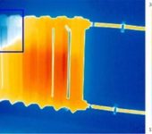 El aire del radiador de calefacción interfiere con la circulación normal del refrigerante. Esto hace que la batería se caliente mal.