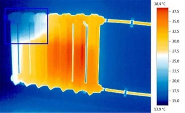 L'aria nel radiatore del riscaldamento interferisce con la normale circolazione del liquido di raffreddamento. Ciò porta al fatto che la batteria non si riscalda bene.