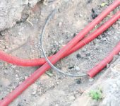 Si hay varios cables, cada uno se coloca en su propia funda o simplemente se coloca en paralelo a una distancia de 10-15 cm entre sí.