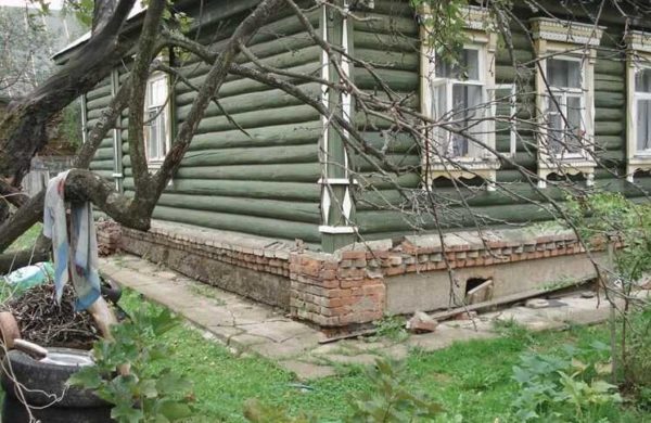 En caso de problemas con la cimentación, la salida es levantar una casa de madera y reemplazar o reconstruir la base.