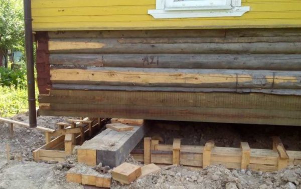 Levantan una casa de madera con mayor frecuencia para llevar a cabo la reconstrucción o reemplazo de los cimientos.