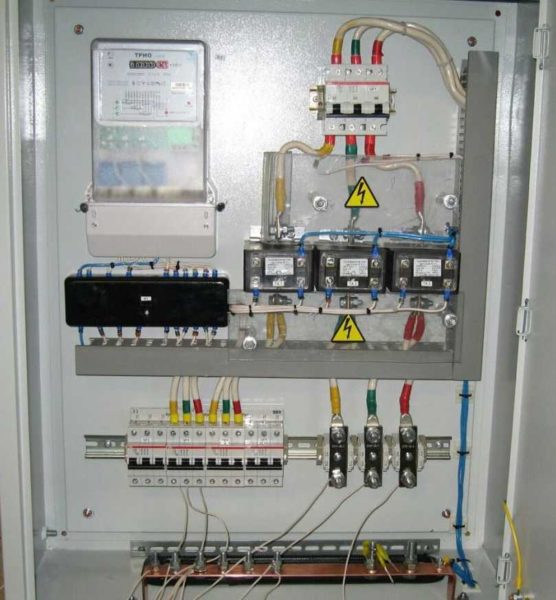 Conexión de un contador eléctrico en una red trifásica mediante transformadores de corriente