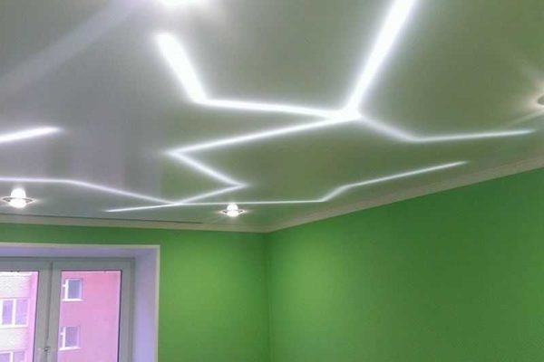 Insolita illuminazione sotto il soffitto