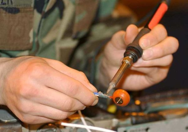 Muy a menudo, debe soldar cables de cobre, por ejemplo, en auriculares, al reparar electrodomésticos, etc.