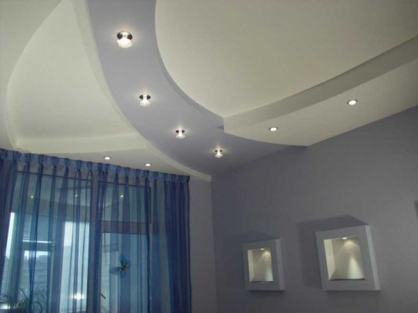 L'utilizzo di apparecchi da incasso nel soffitto consente un'illuminazione uniforme. Inoltre, puoi scegliere una bella posizione dei faretti sul soffitto