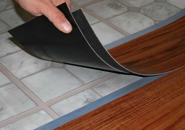 Blocco colla su piastrelle in vinile. È questa opzione che è preferibile come rivestimento per pavimenti per la cucina.