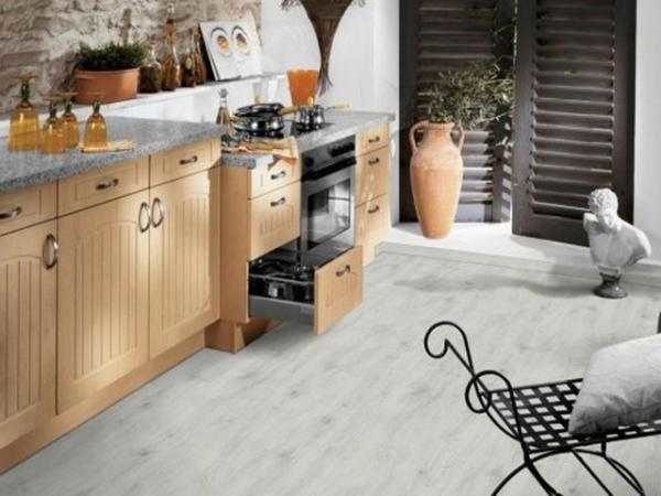 Linoleum bianco in cucina con imitazione di un pavimento in legno