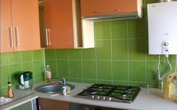 Puede decorar la pared de trabajo en la cocina con azulejos de cerámica.