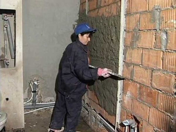 Las paredes del baño están niveladas con yeso a lo largo de los faros.