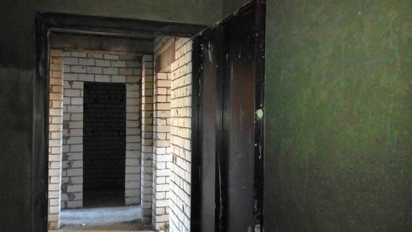 Renovación de un apartamento desde cero en un edificio nuevo: todo lo que hay: puertas de entrada, paredes, ventanas, calefacción, suministro de agua, alcantarillado y gas.