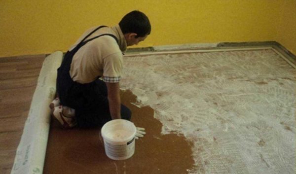 L'adesivo per linoleum viene applicato con un rullo o una spatola