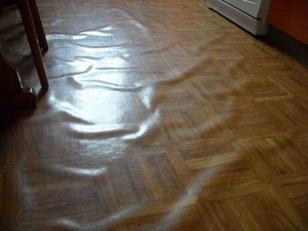 Il linoleum è gonfio perché non è stato incollato al pavimento