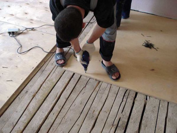 Antes de colocar linóleo sobre un piso de madera, es mejor nivelarlo con madera contrachapada u OSB