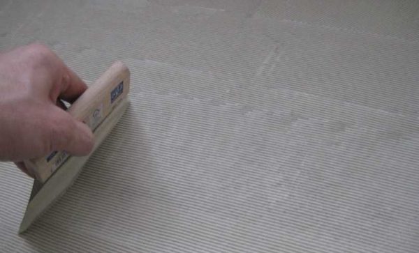 Come applicare l'adesivo per piastrelle per pavimenti in PVC