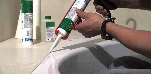 L'uso di sigillanti acrilici in bagno è limitato alle aree in cui non c'è contatto diretto con l'acqua