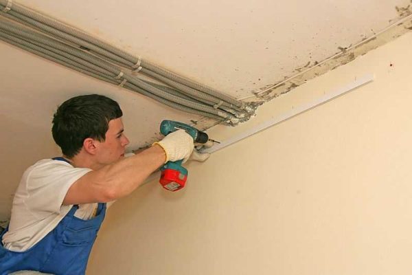 Un soffitto a doghe in metallo è un'ottima scelta per un bagno o una cucina