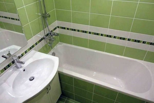 È meglio decorare un bagno in un Krusciov con colori chiari.Questo esempio utilizza una tonalità di verde calma.