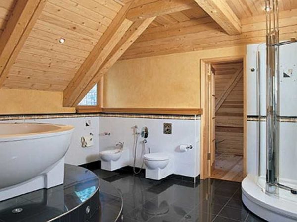 Bagno in una casa di legno - spazio per l'immaginazione