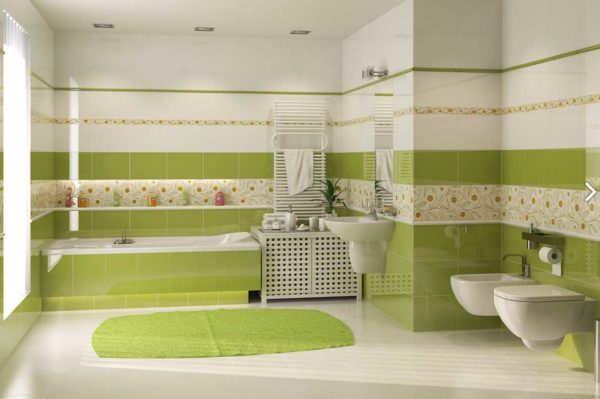 La combinación de azulejos en el baño de diferentes colores y texturas.