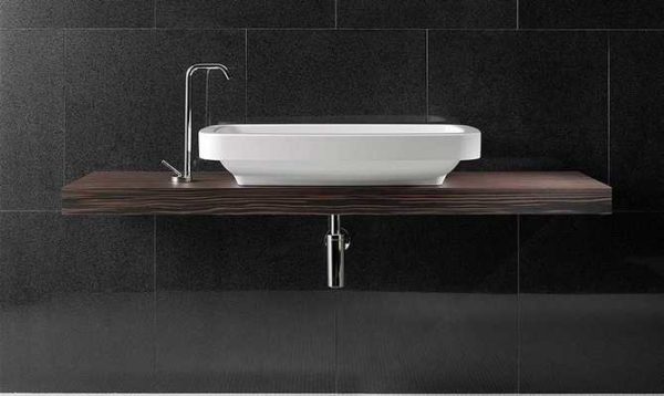 Il top del bagno sotto il lavabo è in legno compreso