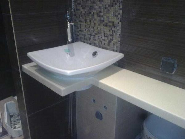 La forma è abbinata al lavabo