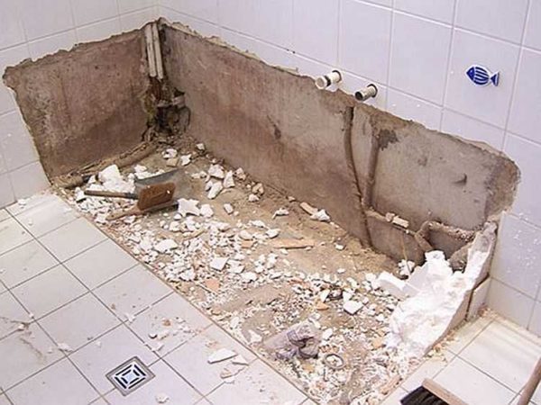 La prima fase della ristrutturazione del bagno: smantellamento dell'impianto idraulico