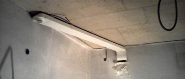 Un esempio di utilizzo di un adattatore: un diffusore circolare a soffitto è collegato a un condotto di ventilazione rettangolare