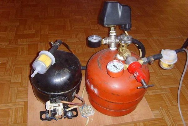 Compressore fatto in casa per il garage basato sul compressore del frigorifero