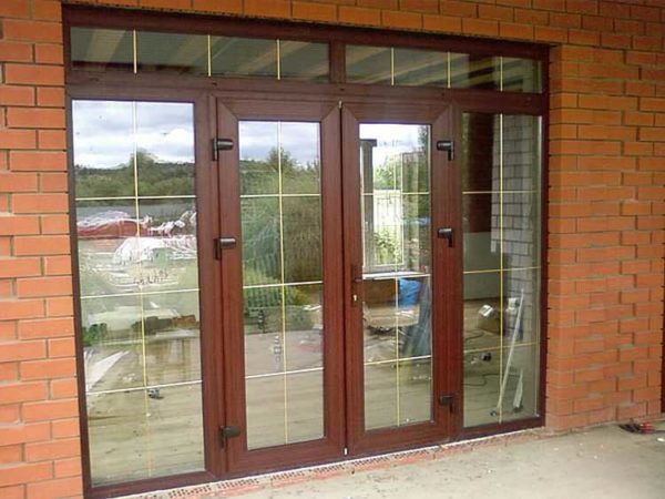 Las puertas de entrada de plástico pueden formar parte del grupo de entrada, con ventanas a los lados