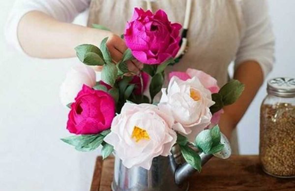 Puoi creare un tale bouquet di peonie di carta con le tue mani.