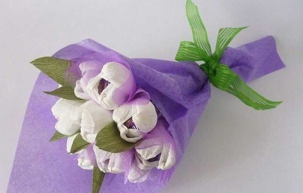 Adorabili fiori di carta ondulata possono decorare i tuoi interni o essere un regalo