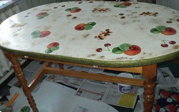 Convertir una mesa vieja en una nueva y muy inusual está dentro del poder del decoupage