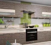 Una cocina modular de clase económica hecha de aglomerado laminado también puede tener un estilo moderno