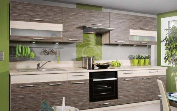 Una cocina modular de clase económica hecha de aglomerado laminado también puede tener un estilo moderno