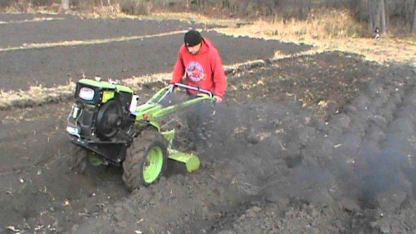 Quando si lavora con trattori con guida da terra, sono necessari sforzi fisici per mantenere la posizione richiesta