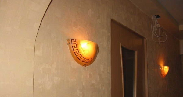 Per ottenere la luce riflessa dal soffitto, sono necessarie lampade di questo tipo.