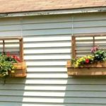 Manualidades para una cabaña de verano y un jardín: estas cajas colgantes decorarán tanto la pared de la casa como el granero.