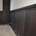 En los interiores clásicos, se utilizan paneles de pared de MDF con imitación de valiosos tipos de madera: el MDF chapado apenas se puede distinguir de la madera maciza