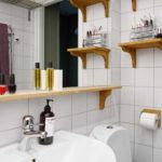 Accessori da bagno in legno: funzionano in contrasto