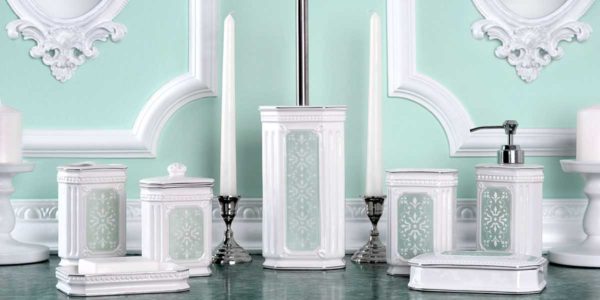 Per l'interno del bagno in stile classico, accessori in ceramica con un ornamento