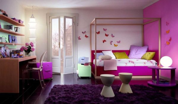 Interno per una ragazza con fucsia come supplemento