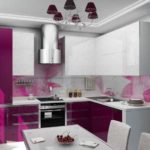 Colore fucsia all'interno della cucina - combinazione con grigio e argento