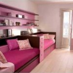 Los tonos beige y marrón, el fucsia yakaya y el rosa apagado son la combinación perfecta para la habitación de una niña