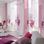 Per testare il colore fucsia all'interno, aggiungi alcuni dettagli di questo colore: tende, copriletti, cuscini, elementi decorativi